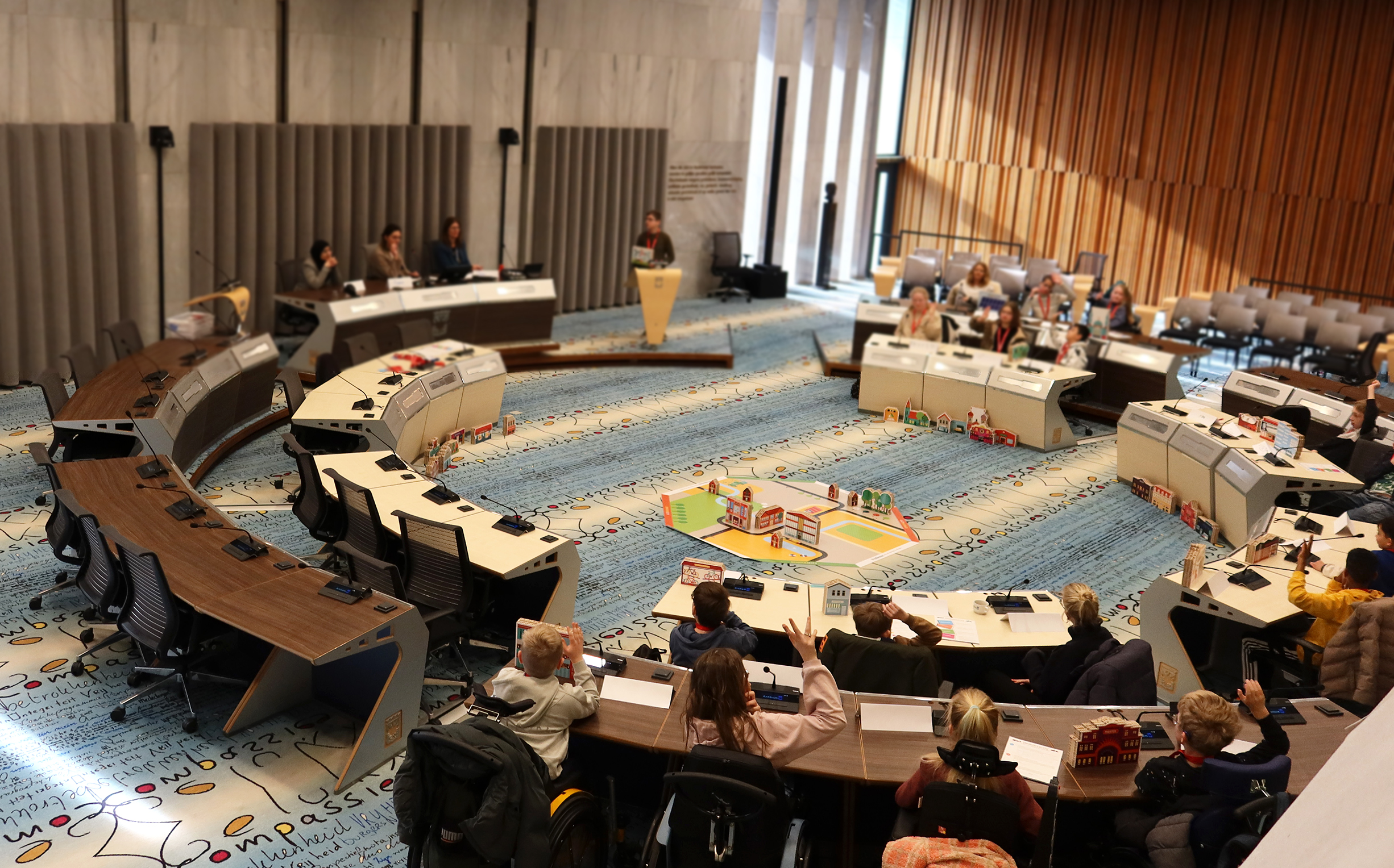 Leerlingen Lichtenbeek bouwen Democracity in raadszaal van gemeente Arnhem